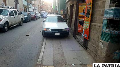 El carro fue impunemente estacionado sobre la vereda del lado izquierdo /Pepe Zabalaga Ortega