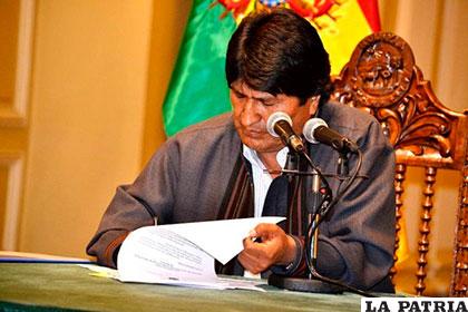 Morales, promulga ley de lucha al contrabando /Correo del Sur