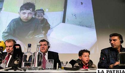 Rueda de prensa en La Haya. Entre los participantes, Ghassan Obaid, un niño de Duma /El Mundo