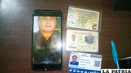La licencia del uniformado y su foto en el celular