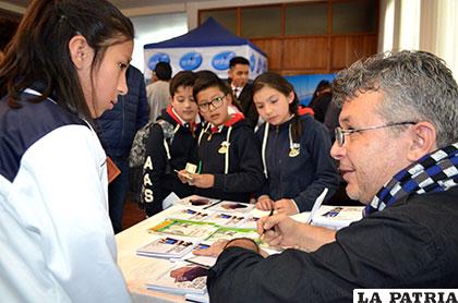 Los escritores aprovecharon de compartir con los estudiantes
