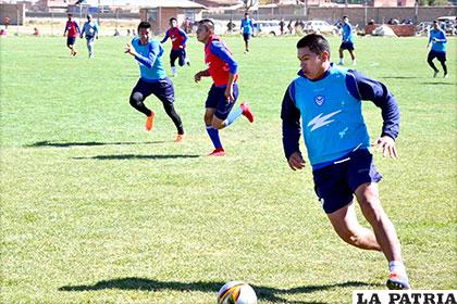 Carlos Saucedo con el balón en el entrenamiento de ayer