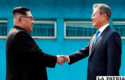 El líder norcoreano, Kim Jong-un (izq.), y el presidente de Corea del Sur, Moon Jae-in (der.), se saludan en la línea de demarcación militar (MDL)