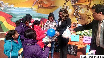 Acogidos recibieron dulces y juguetes en el aniversario del Sedeges