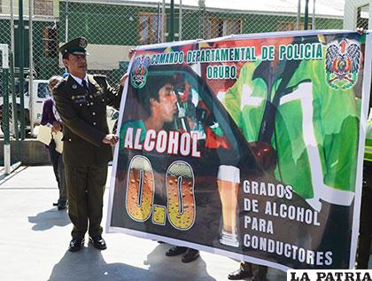 El comandante de la Policía en Oruro durante la presentación de la campaña