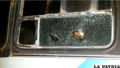 Así quedó la ventana del bus asaltado /El Deber