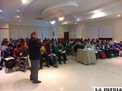 Freddy Delgado impartiendo un seminario, este domingo estará en Oruro