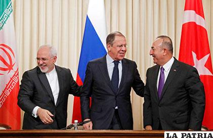 El ministro de Asuntos Exteriores ruso, Serguéi Lavrov (cen), junto con sus colegas turco e iraní, Mevlüt ?avusoglu y Mohamad Yavad Zarif /EFE