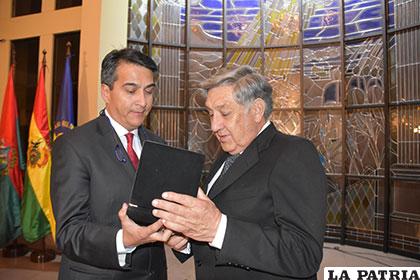 El Rector Regional UCB La Paz, Flavio Escóbar Llanos, entrega un presente a Carlos Rosso Orosco