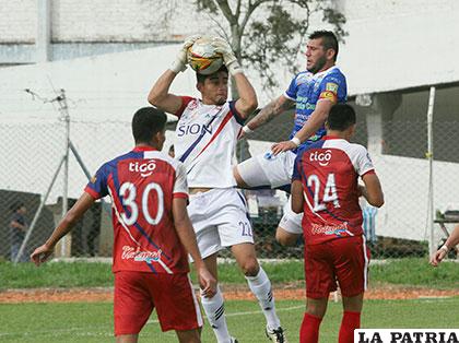 El portero de Royal Pari, Jorge Araúz, descuelga el balón evitando la caída de su arco