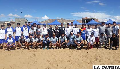 El fútbol playa viene creciendo en Oruro, son varios los equipos participantes/ cortesía Samuel Paricollo
