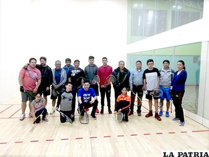 Participantes en la clínica de raquetbol junto a Momo Zelada /cortesía Alberto Claure