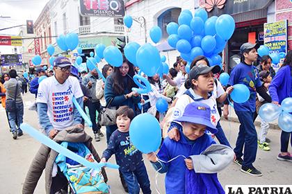Participantes se vistieron de azul para destacar el color que representa al autismo /LA PATRIA