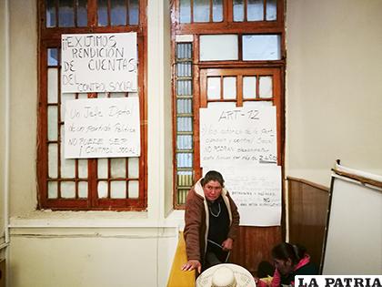 Los vecinos cerraron las puertas de las oficinas del Control Social, colocando letreros en rechazo al nuevo presidente /LA PATRIA