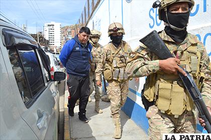 Funcionarios militares trasladan al presunto autor del Ministerio Público a dependencias de la ANB /LA PATRIA