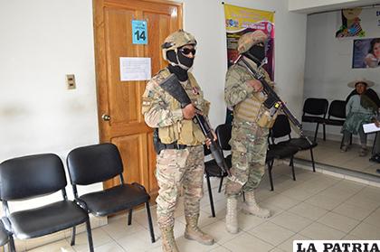 Dos uniformados custodian la puerta de la oficina 14 de la Fiscalía /LA PATRIA