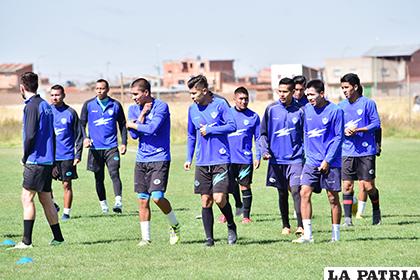 Los jugadores juveniles durante el trabajo de calistenia /REYNALDO BELLOTA /LA PATRIA