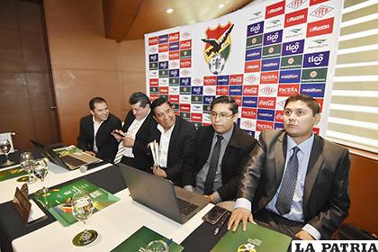 César Salinas junto a los directivos de la FBF, durante la conferencia de prensa /APG