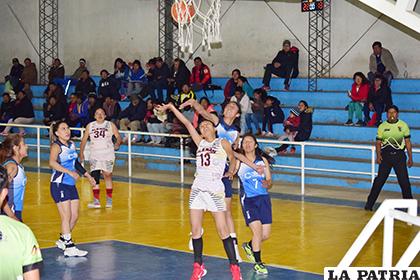 En la rama femenina se vivió un partido de ida y vuelta con muchas emociones /REYNALDO BELLOTA /LA PATRIA
