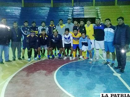 La preselección de futsal de Huanuni que viene entrenando para el nacional /CORTESÍA MARIO CONDORI