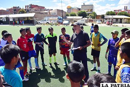 Dionisio Gutiérrez, dialoga con los deportistas de la Sub-15 /Reynaldo Bellota /LA PATRIA