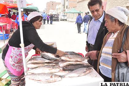 Se recomienda verificar si el pescado está fresco antes de adquirirlo /LA PATRIA ARCHIVO