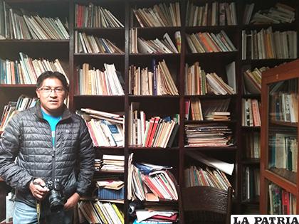 El vicepresidente de la SIHP, Marco Antonio Flores Peca, en la biblioteca
