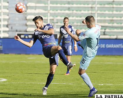 Rodrigo Ramallo y Juan Miguel Callejón disputan el balón /APG