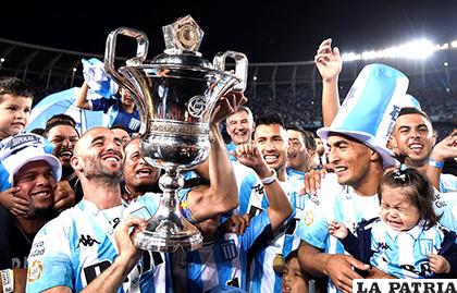 Lisandro López con el trofeo de campeón /ole.com