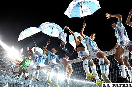 Festejo de los integrantes de Racing campeones en Argentina /ole.com