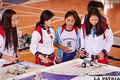Los equipos orureños demostraron su capacidad al momento de armar y programar los robots /LA PATRIA