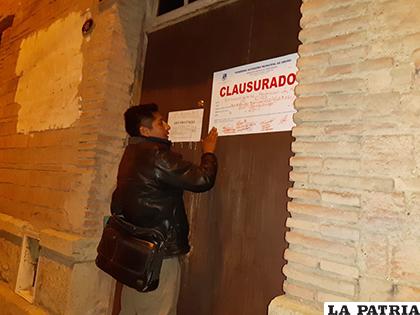 Uno de los locales siendo clausurados la madrugada del reciente domingo/ GAMO
