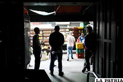 Comerciantes atienden sus negocios a oscuras tras un corte de energía en Venezuela /yimg.com