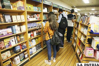Visitantes asisten a la biblioteca flotante en el barco Logo Hope, en el Puerto de Montevideo/ YIMG.COM