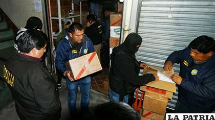 La Policía allanó tres depósitos ubicados en la calle Garcilaso de la Vega de la ciudad de La Paz/ ANF