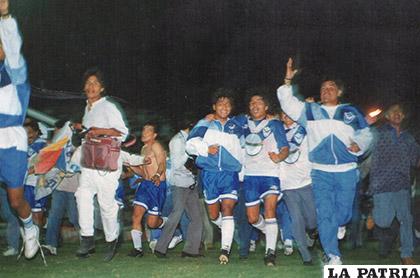 Vuelta olímpica de San José luego de la primera clasificación a la Libertadores