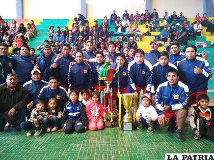El plantel de La Salvadora es bicampeón del torneo de Fedecomin /Ovidio Cayoja - LA PATRIA