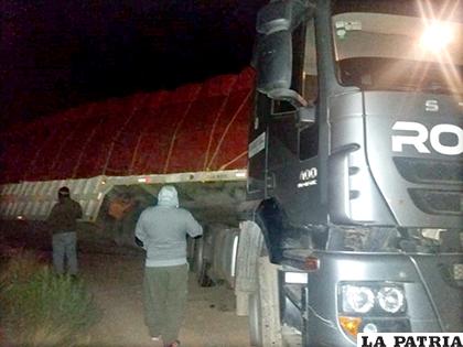 El camión encunetado que llevaba la mercadería al Paraguay /LA PATRIA