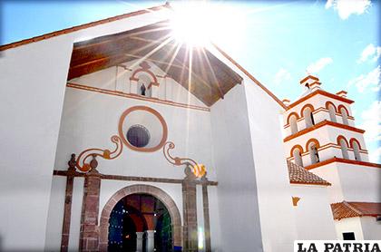 Hermosa fachada de la iglesia colonial / LA PATRIA