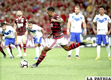Vitinho de penal anota el quinto gol del Flamengo ante el delirio de sus hinchas