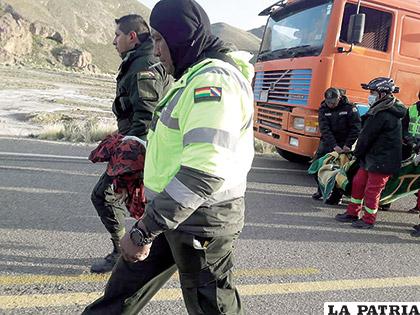 Personal policial llevando los cadáveres /LA PATRIA