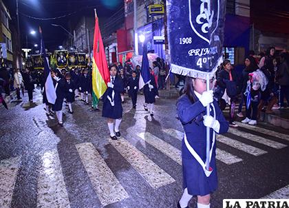 Mucha gente se dio cita para ver el desfile de una de las escuelas más destacadas de Oruro 