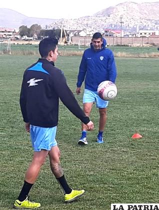 Eguino con Suárez durante la práctica matinal de ayer/OVIDIO CAYOJA LA PATRIA