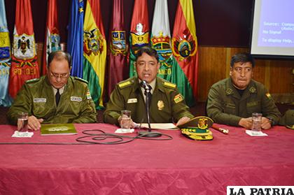 El comandante General de Policía, general Vladimir Yuri Calderón Mariscal brindó detalles de la captura / LA PATRIA