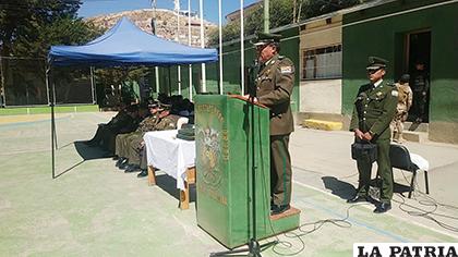 El comandante Departamental, coronel Jorge Pizarro durante la ceremonia/ LA PATRIA