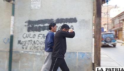 El padre el instante de ser trasladado a celdas policiales /LA PATRIA /ARCHIVO