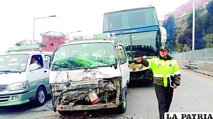 Así quedó uno de los minibuses tras la colisión múltiple en la Autopista La Paz - El Alto/ Roxana Chávez