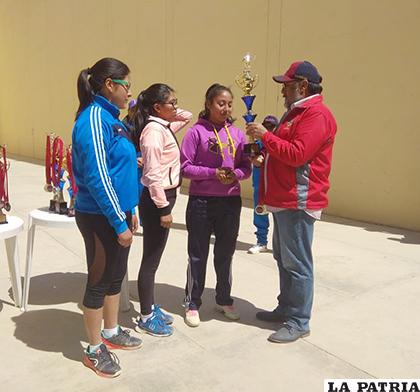 Jaime Frías entrega los premios a las ganadoras de la Sub-18 /Cortesía Gonzalo Miranda