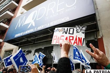 Una multitud se apostó frente a la sede de Madres de Plaza de Mayo / EFE