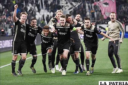 Ajax eliminó a Juventus, celebran los integrantes del equipo holandés /as.com